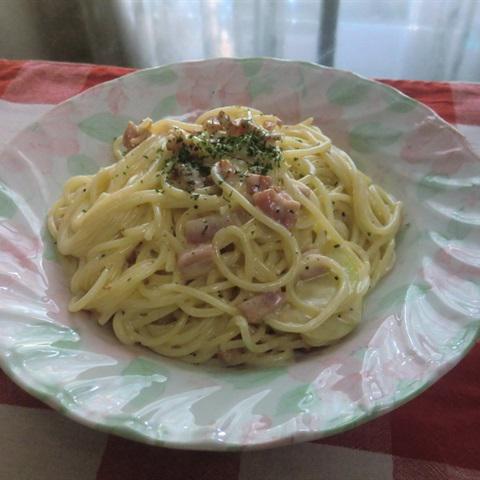 Cách làm pasta sốt kem và thịt xông khói