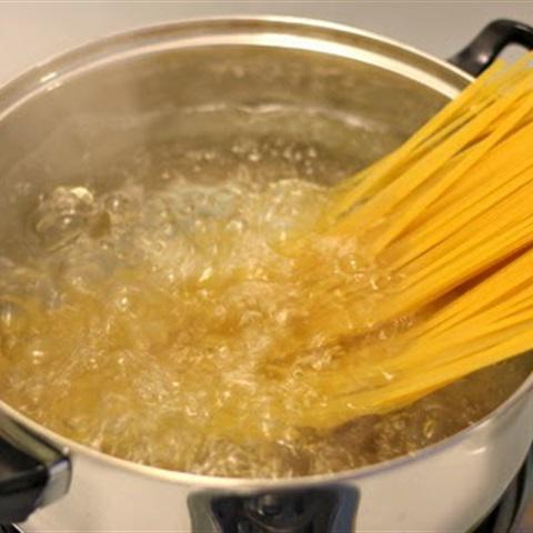 Cách làm pasta trứng và thịt xông khói