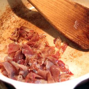 Cách làm pasta trứng và thịt xông khói