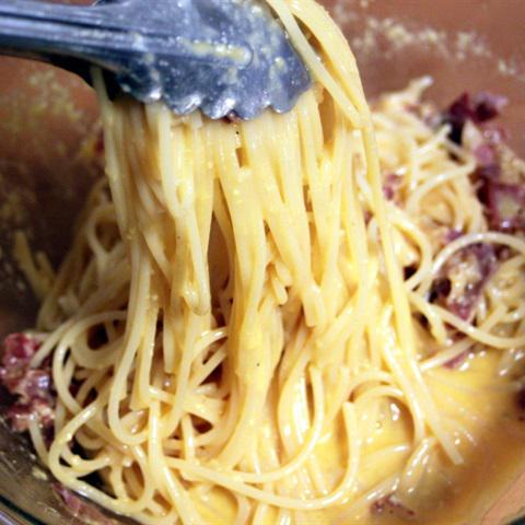 Cách làm pasta trứng và thịt xông khói
