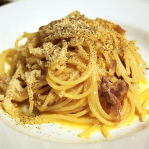 Cách làm pasta trứng và thịt xông khói
