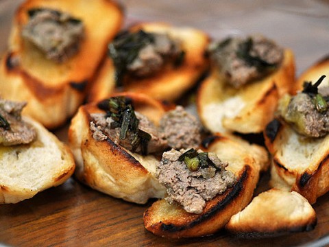 Pate gan gà và bánh mì nướng phô-mai