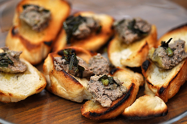 Pate gan gà và bánh mì nướng phô-mai