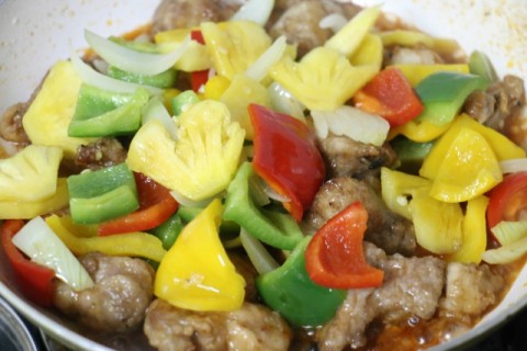 Pha nước chấm gỏi cuốn và bánh cuốn