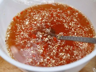 Pha nước chấm gỏi cuốn và bánh cuốn