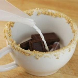 Cách làm pha sữa chocolate và marshmallow