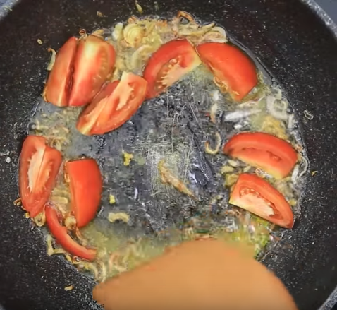 Pha tinh bột nghệ với sữa tươi theo cách này, da trắng bóc không cần thoa kem