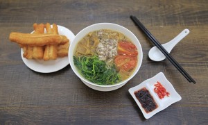 Pha tinh bột nghệ với sữa tươi theo cách này, da trắng bóc không cần thoa kem