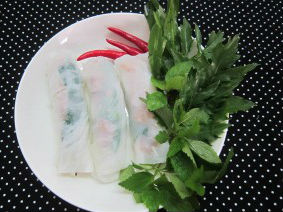 Phở cuốn nem nướng