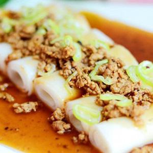 Cách làm phở cuốn sốt thịt