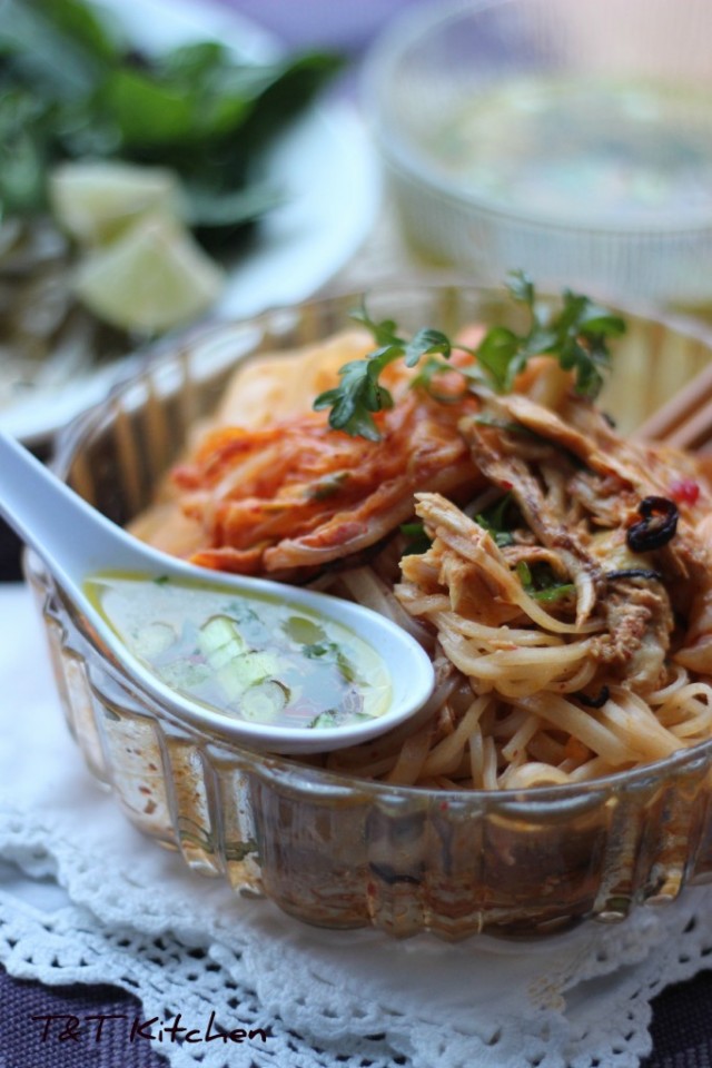 Phở gà khô trộn kim chi