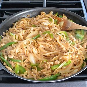 Cách làm phở khô xào kiểu Thái