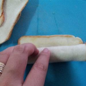 Cách làm phô mai xúc xích cuộn