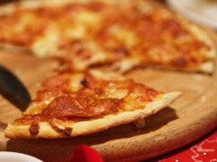 Pizza đế mỏng giòn tan