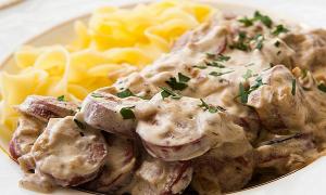 Pudding sữa chua dâu tây mềm mịn, ngọt ngào, béo ngậy cực ngon