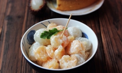 Quả chôm chôm làm salad tôm ngon cực!