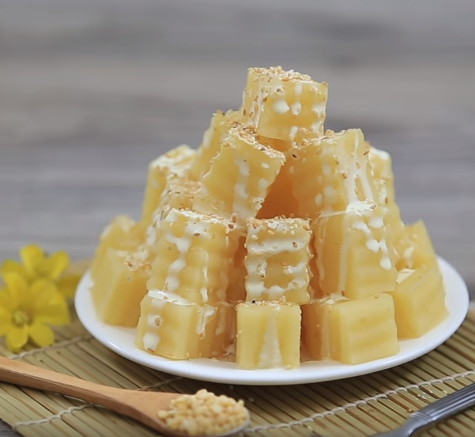 Quên cách chiên khoai truyền thông đi, làm xúc xích bọc khoai vừa giòn rụm lại thơm ngon hơn nhiều