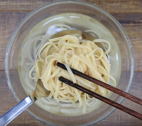 Rảnh rỗi làm bánh tôm khoai lang giòn rụm, nóng hổi đãi cả nhà ăn chơi