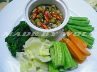 Rau luộc chấm mắm kho cay