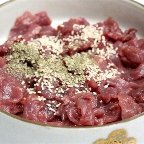 Cách làm rau mầm trộn thịt bò