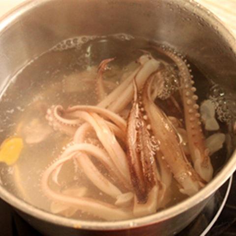 Cách làm râu mực nướng áp chảo