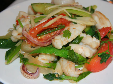 Râu mực xào cần tỏi