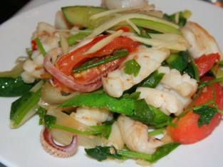 Râu mực xào cần tỏi