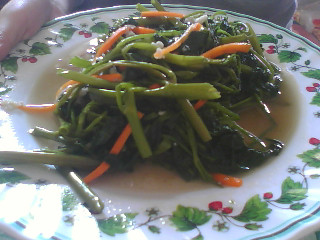 Rau muống xào cà-rốt