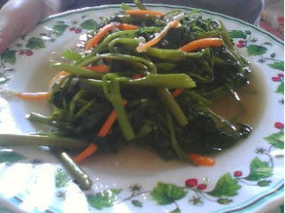 Rau muống xào cà-rốt