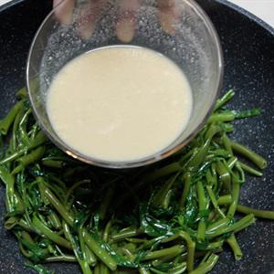 Cách làm rau muống xào chao chay