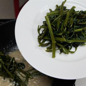 Cách làm rau muống xào chao chay