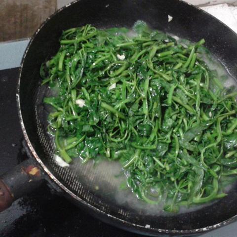 Cách làm rau muống xào chao trắng