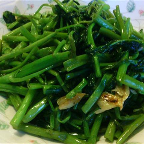 Cách làm rau muống xào chao trắng