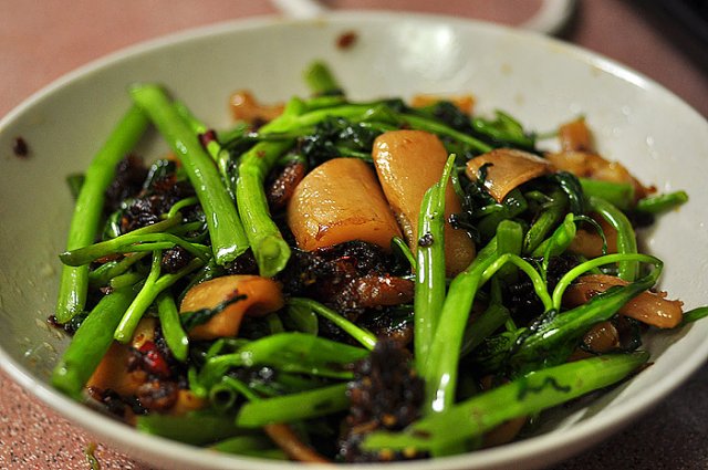 Rau muống xào mực Singapore