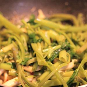 Cách làm rau muống xào ốc móng tay