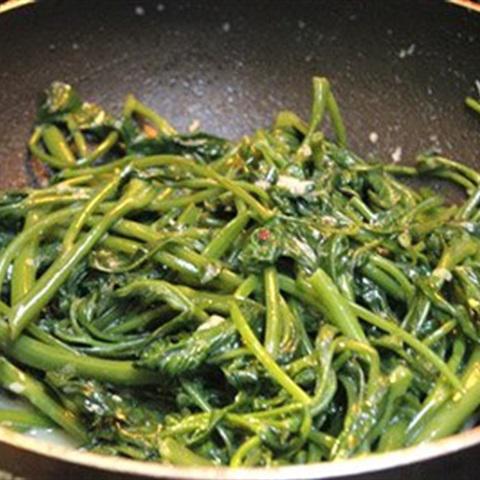 Cách làm rau muống xào tỏi băm