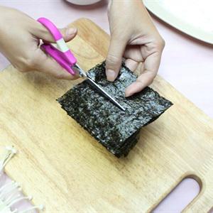 Cách làm rong biển cuộn nấm kim châm