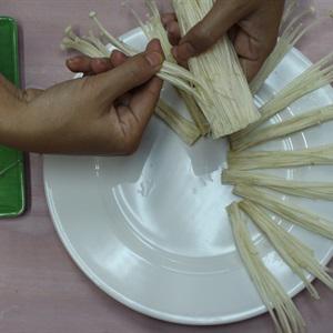 Cách làm rong biển cuộn nấm kim châm