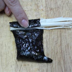 Cách làm rong biển cuộn nấm kim châm