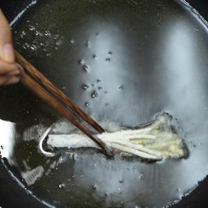 Cách làm rong biển cuộn nấm kim châm