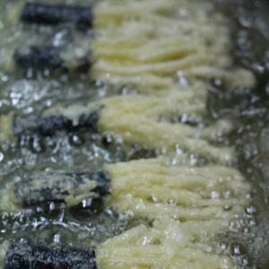 Cách làm rong biển cuộn nấm kim châm