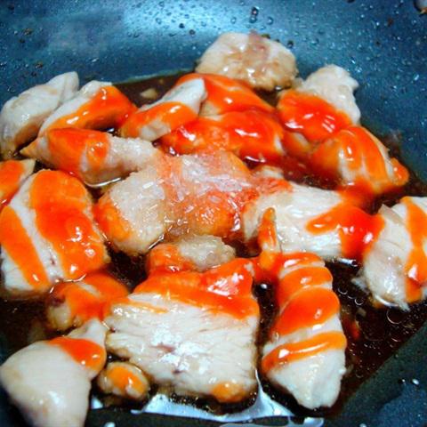 Cách làm salad trộn bánh mì gà