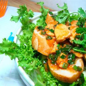 Cách làm salad trộn bánh mì gà