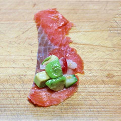 Cách làm salad bơ cá hồi