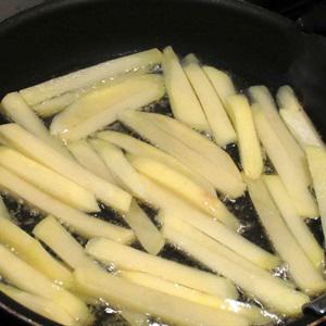 Cách làm salad bò khoai tây chiên