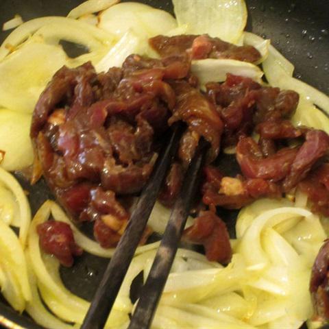 Cách làm salad bò khoai tây chiên