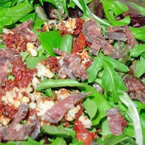 Cách làm salad cà chua với thịt bò khô