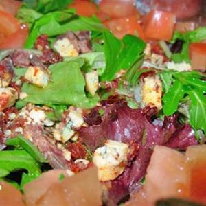 Cách làm salad cà chua với thịt bò khô