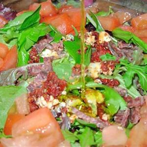 Cách làm salad cà chua với thịt bò khô