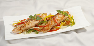 Salad cá hồi húng quế